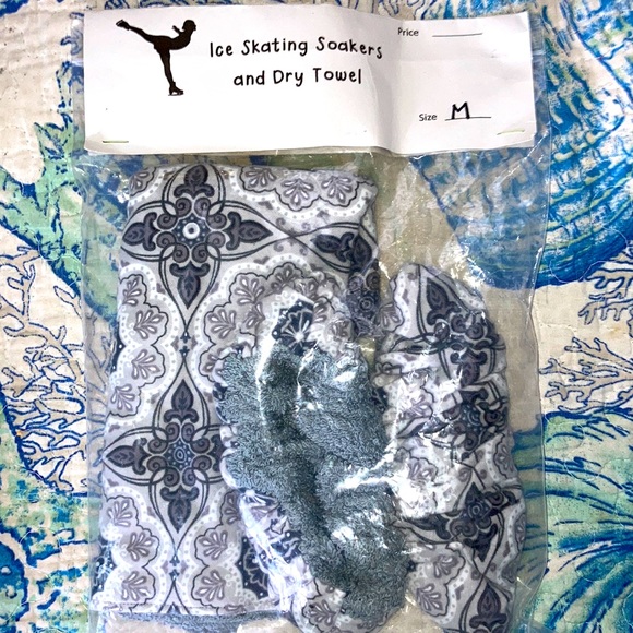 Iceskate soakers and towel - Picture 1 of 2